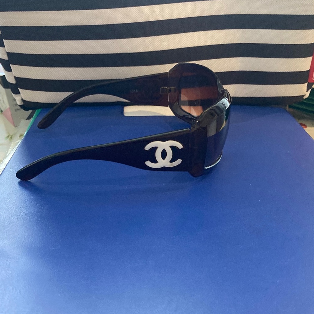 CHANEL Black Sunglasses with White CC Logo